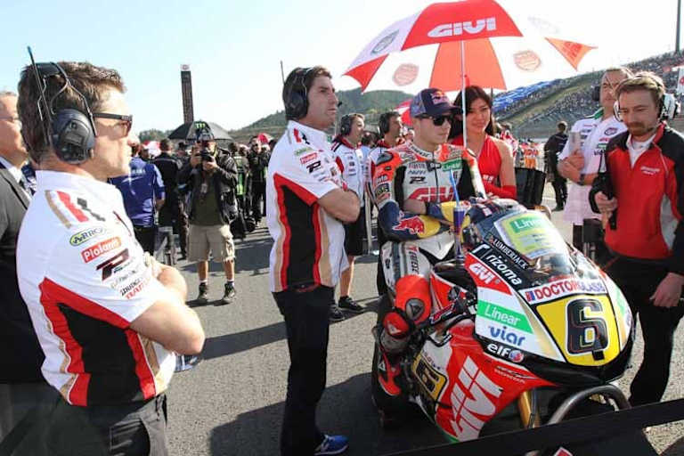 Stefan Bradl vor dem Start in Motegi; links Teamchef Lucio Cechinello