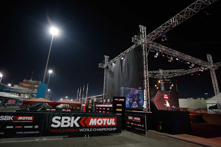 Das Parc fermé ist direkt neben der Paddock-Show