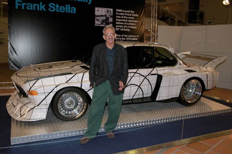 Frank Stella mit seinem BMW Art Car