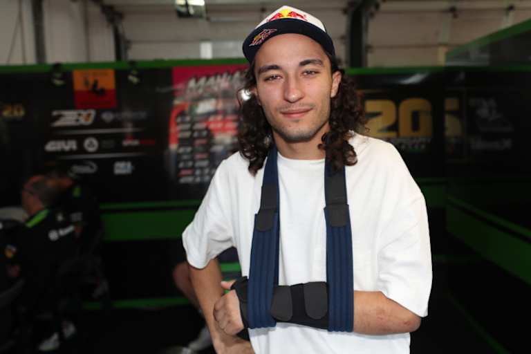 Ohne Manschette hängt die Hand von Can Öncü herunter