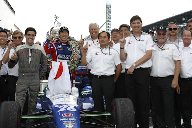 Art St. Cyr (gleich rechts neben Sieger Takuma Sato): «Wir gingen bewusst ein Risiko ein»