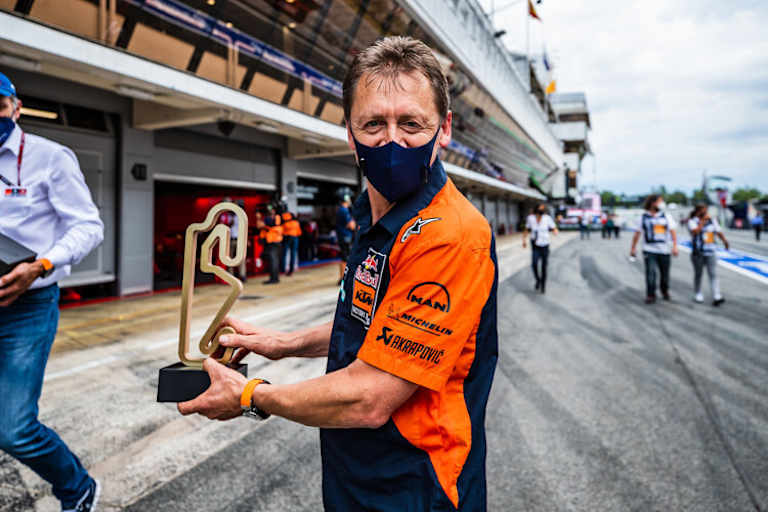 Mike Leitner mit dem Siegerpokal in Montmeló