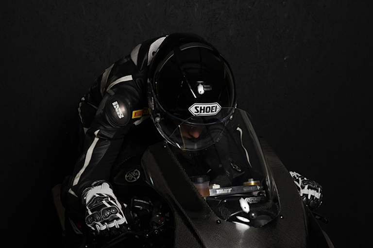 2019 auf Yamaha und in iXS-Leder: Domi Schmitter