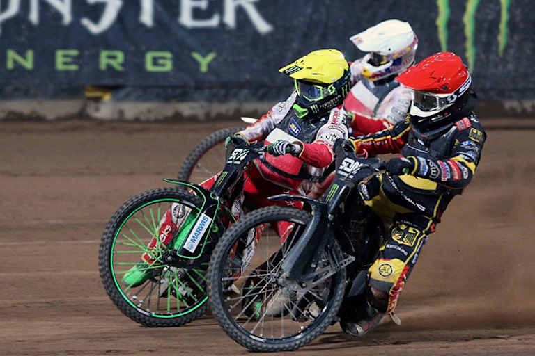 Kai Huckenbeck (innen) gegen das polnische Duo