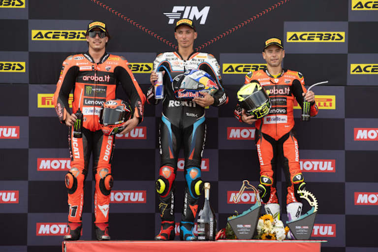 Das Podium des ersten Hauptrennens (v.l.): Nicolo Bulega, Toprak Razgatlioglu und Alvaro Bautista