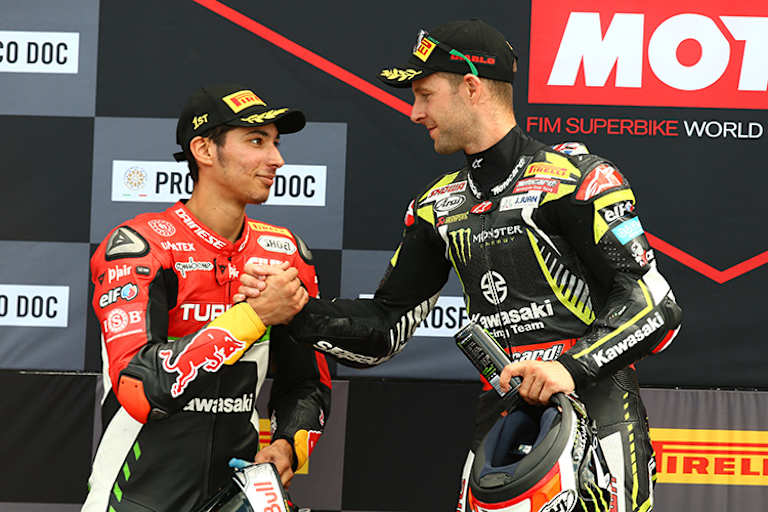 Noch kommen Toprak Razgatlioglu (li.) und Jonathan Rea bestens aus