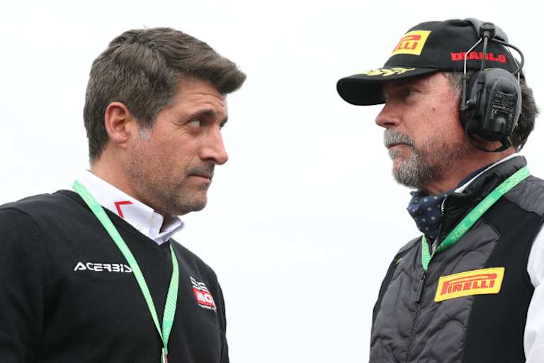 Dorna-Manager Greg Lavilla (li.) mit Pirelli-Rennchef Giorgio Barbier