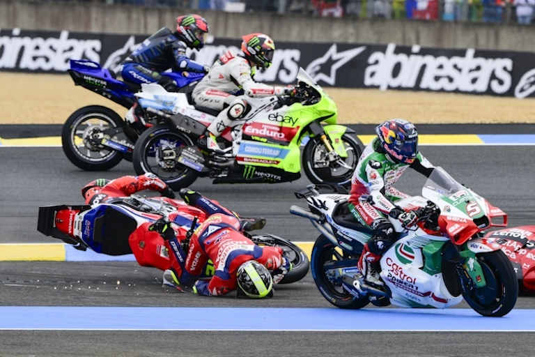 Der Desmosedici von Pecco Bagnaia konnte Joan Mir nicht mehr ausweichen