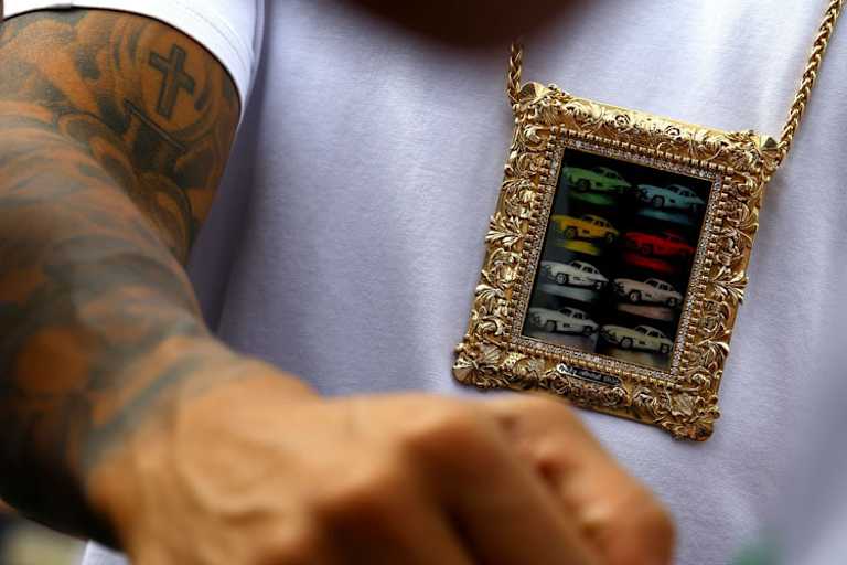 Tattoos und viel bling-bling: Weltmeister Lewis Hamilton fällt auf