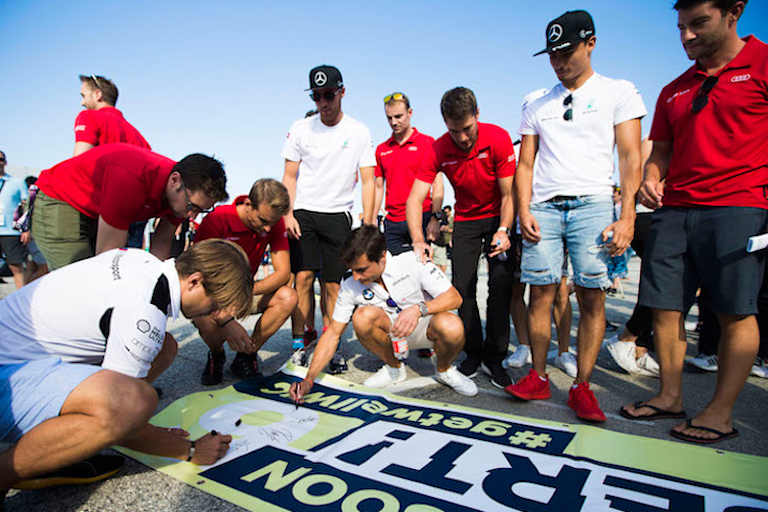 Alle Fahrer unterschrieben auf dem Plakat