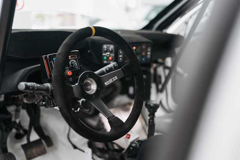 Minimalistisch: Das Cockpit des Peugeot 208 Racing TC6