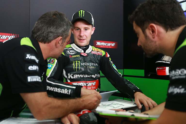 Jonathan Rea (Mitte) vertraut seiner Crew blind