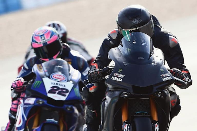 Hamilton (vorne) auf seiner Superbike-Yamaha