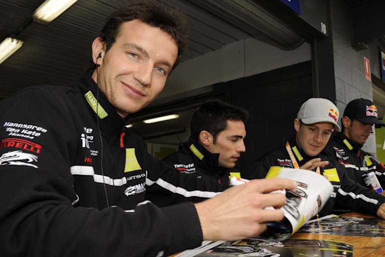 Max Neukirchners Autogramme sind sehr gefragt