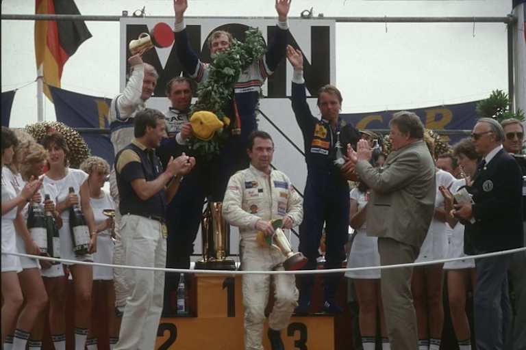 Mein Lieblings-Siegerpodium – Bellof, Mass, Keke, Wollek und Fitzpatrick feiern 1983 mit Ministerpräsident Strauss und RL Leistner