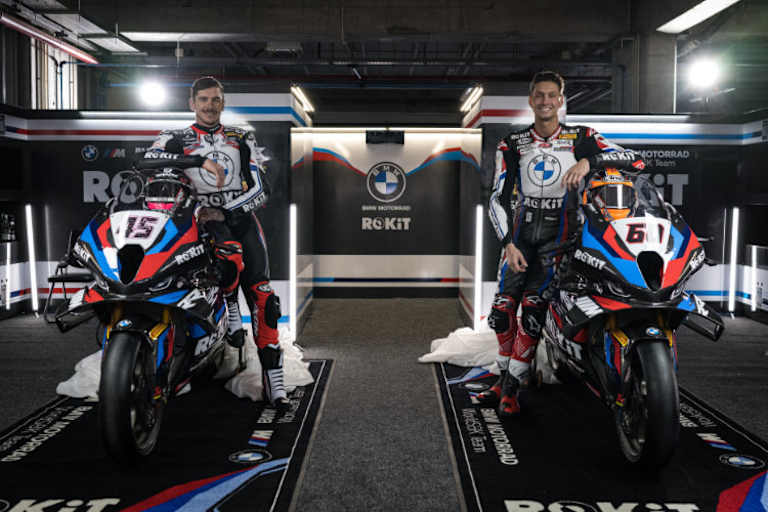 Die BMW-Werksfahrer Scott Redding (li.) und Michael van der Mark