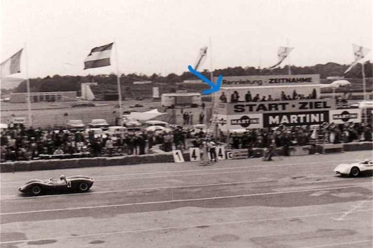 Ungemütliche Angelegenheit – laute und luftige Location mit Zeitnahme, Sportkommissare und ganz links im Bild der Streckensprecher (Pfeil)