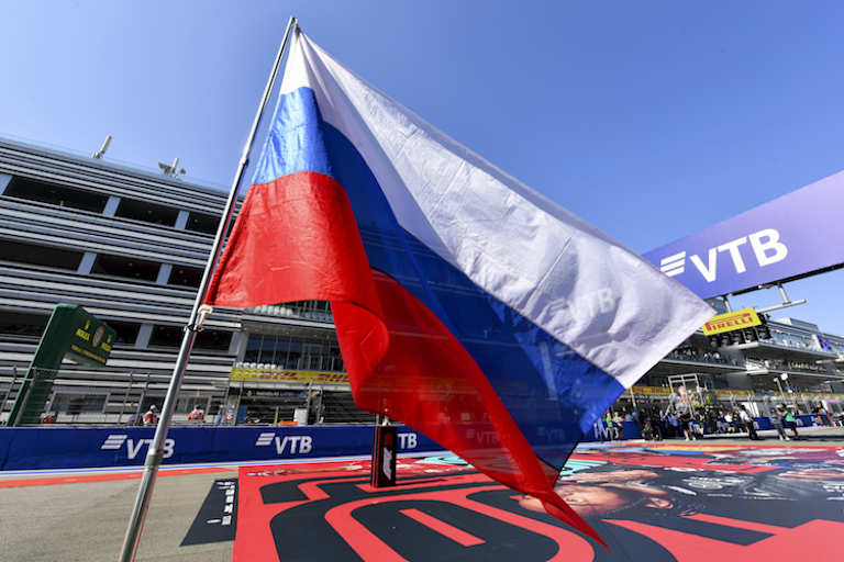 ... und der russischen Flagge