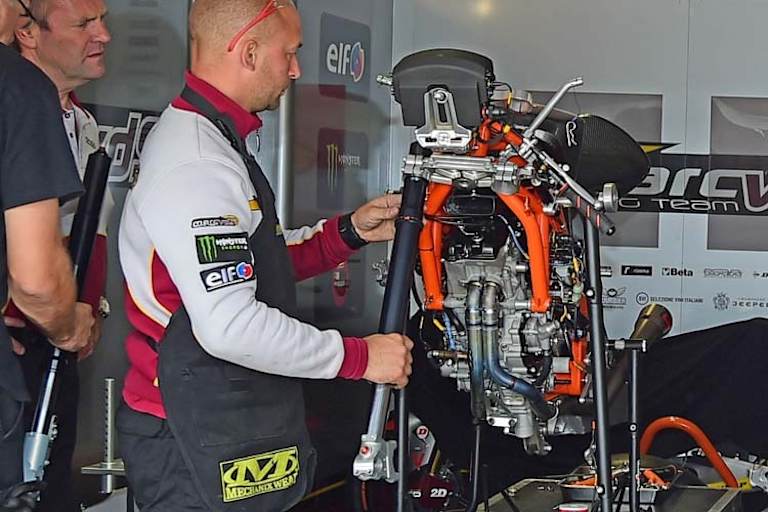 Das MarcVDS-Team mit der neuen Maschine für Loi