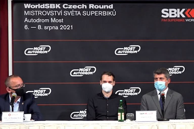 SBK-Chef Gregorio Lavilla (re.) bei der Pressekonferenz