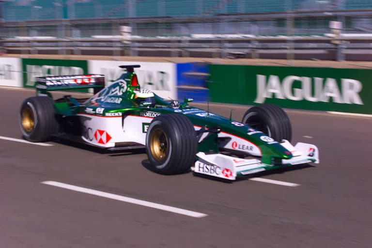 Tomas Scheckter mit seinem Jaguar am in Silverstone, 15. August 2000