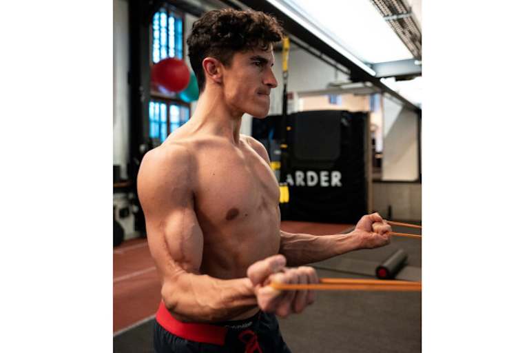 Am rechten Oberarm sind die Spuren von vier Eingriffen klar zu sehen