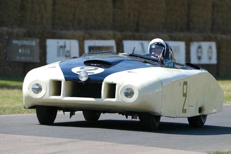 Doug Nye in Goodwood 2003, an Bord des 1950er Cadillac «Le Monstre»