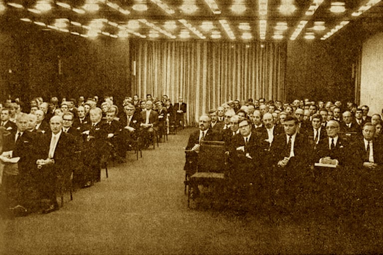 Trostloses Ambiente, hochkarätige Gäste in Reihe 1: Meisterfeier 1971 mit vielen verdienten altvorderen Automobilsport-Repräsentanten und Funktionären in Reihe 1