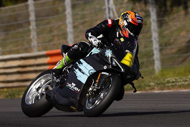 Philipp Öttl auf der Ducati V4R