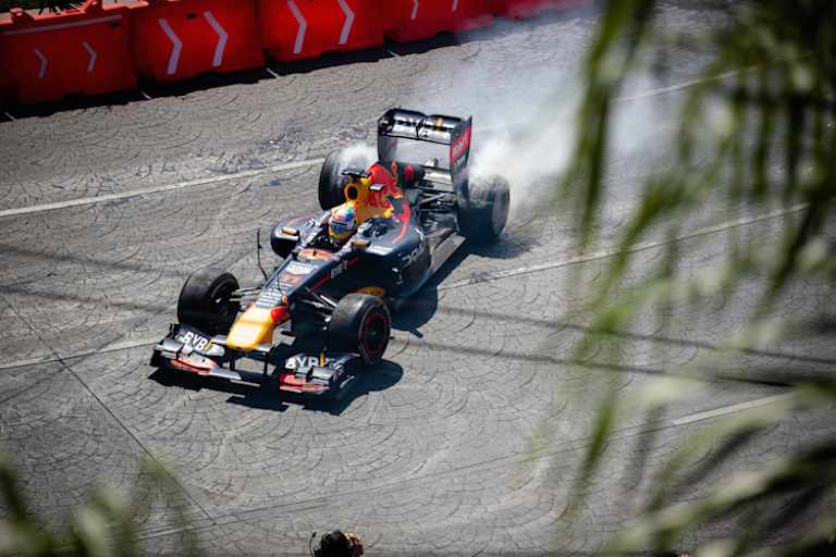 Und «Checo» liess die Reifen qualmen