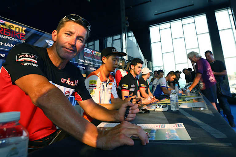 Wo Troy Bayliss ist, sind Fans und Medien