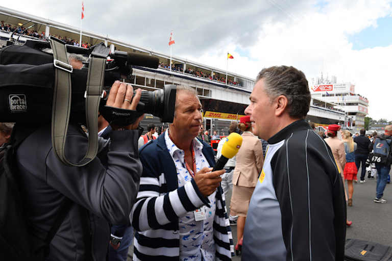 Kai Ebel mit Pirelli-Rennchef Mario Isola