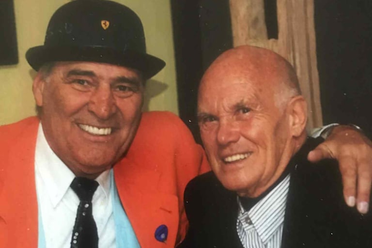 Alte Kumpels: Fred Mayr und sein FV-Techniker Bernd Seybold 2015 beim Schwelgen in gemeinsamen alten Racing-Zeiten