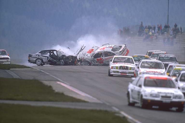 Der Moment des Grauens: Hahne kracht mit knapp 200 km/h ungebremst in den stehenden Ludwig-Mercedes 