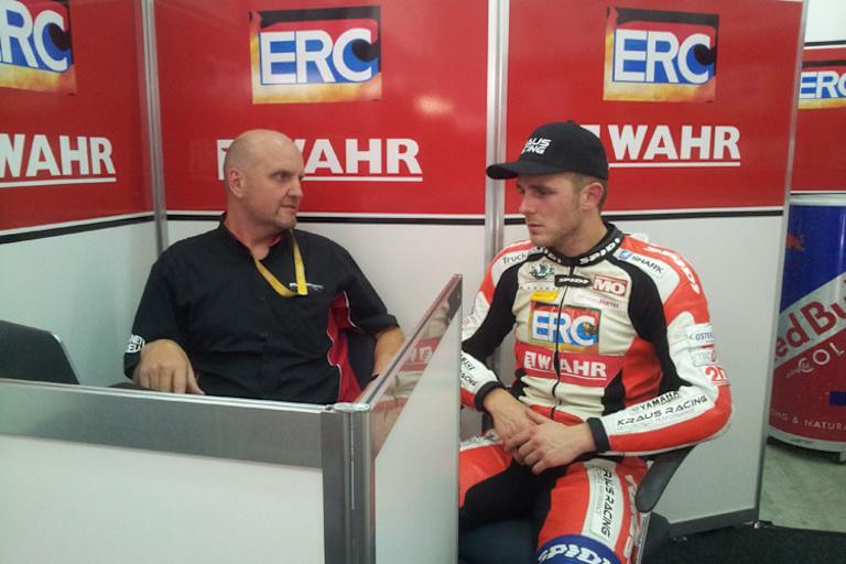 Kevin Wahr (re.) bei der Besprechung nach dem zweiten Training