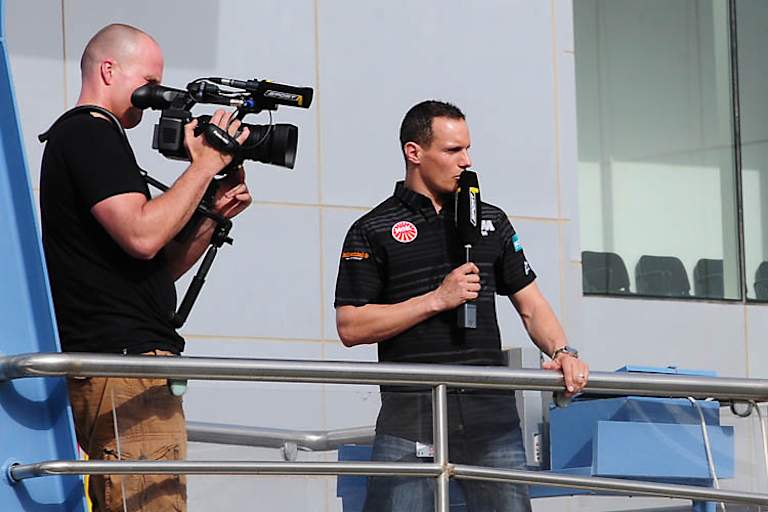 Alex Hofmann soll für Eurosport in der Boxengasse auf Stimmenfang gehen