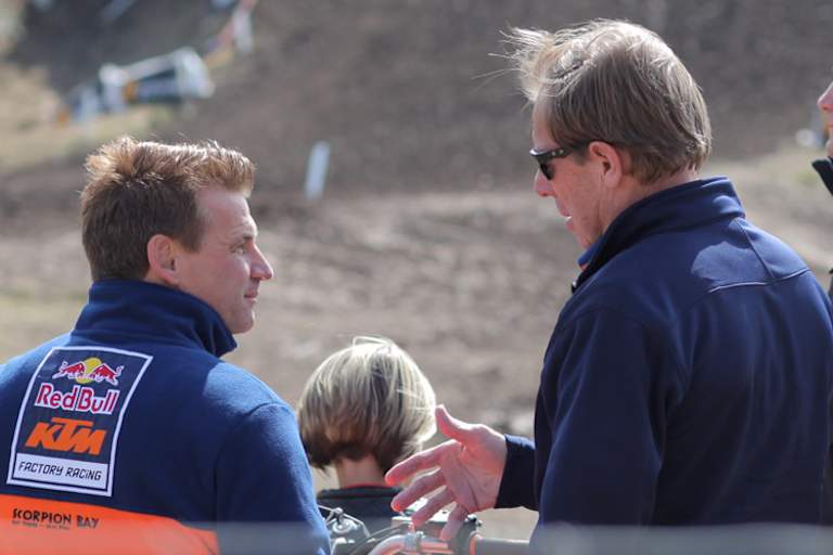 Der legendäre Roger DeCoster (rechts) reiste aus den USA an, um gemeinsam mit Pit Beirer Teutschenthal zu besuchen
