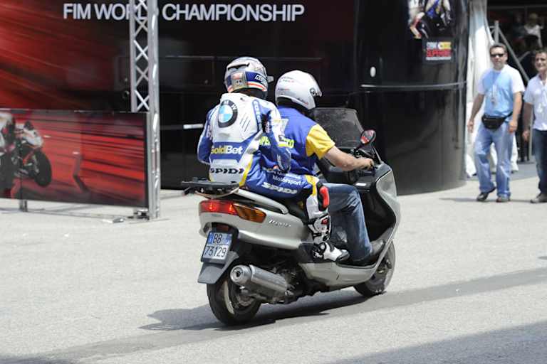 Im Imola-Training zerlegte Marco Melandri seine BMW und wurde so zum Mitfahrer