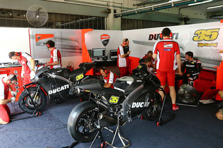 Am heutigen Freitag darf auch Cal Crutchlow die Open-Software probieren