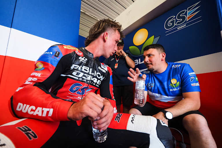 Teamchef Davide Giugliano (re.) mit Oli Bayliss