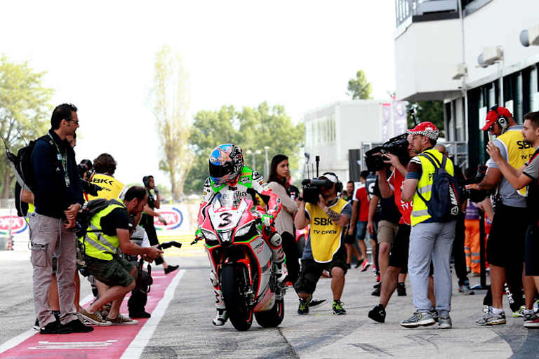 In Misano ist Max Biaggi den ganzen Tag von den Medien belagert