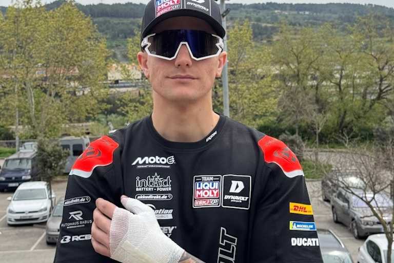 Hector Garzo mit Daumenverband