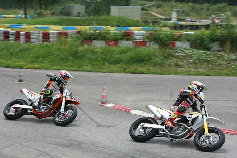 Cortese und Öttl beim Supermoto-Training in Memmingen