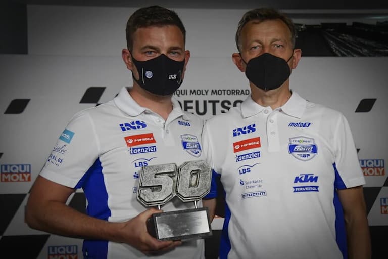 Florian Prüstel und Ingo Prüstel mit der Trophäe zu Ehren von Jason Dupasquier