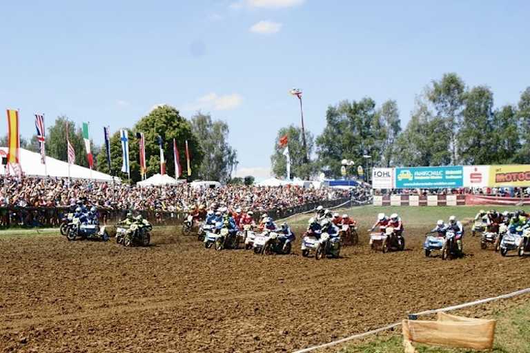 Start der MX-Gespanne in den ersten Lauf 