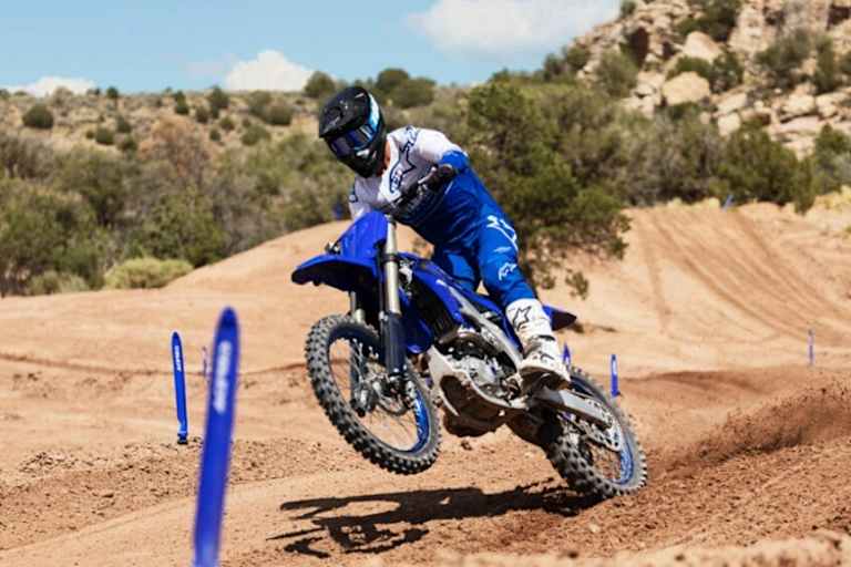 Die Yamaha-Ingenieure wollten die neue YZ450F leichter fahrbar machen - doch kann es das überhaupt geben, eine leicht fahrbare 450er?
