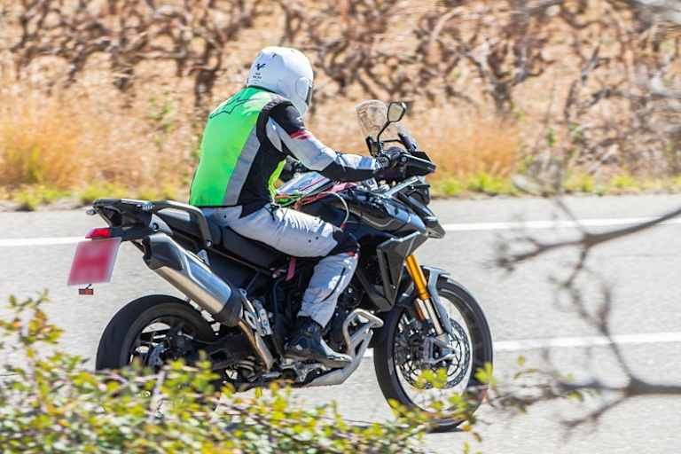 Grösserer, aber dennoch elegant gestalteter Auspuff zwecks Erfüllung der kommenden Lärmgerenzwerte von Euro 5b