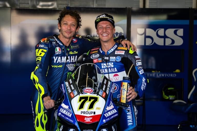 Hopp. Rossi fährt in Jerez gemeinsam mit Superbike-Ass Dominique Aegerter