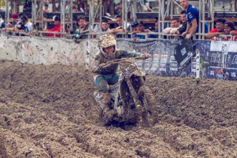 Brent van Doninck, ohne Schutzbrille durch den Schlamm