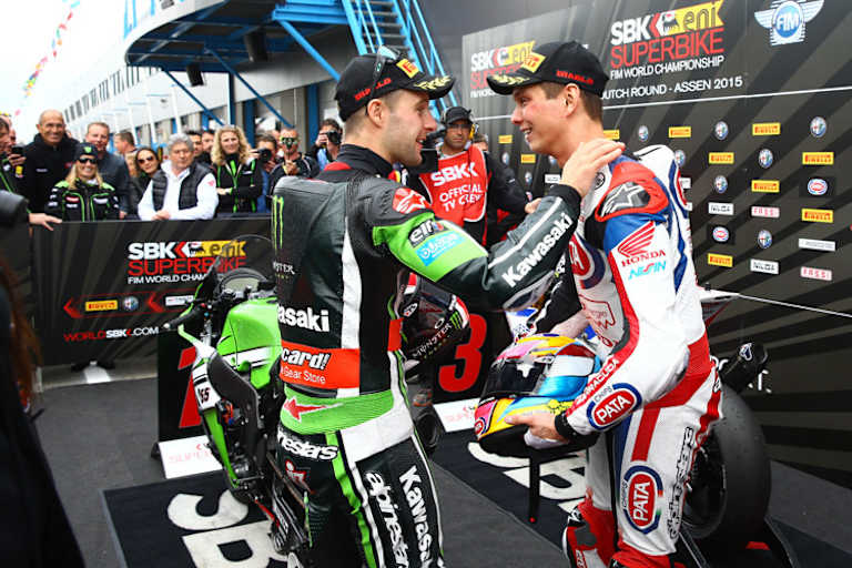 WM-Leader Jonathen Rea (li.) gratuliert van der Mark in Assen zu Rang 3